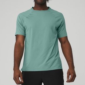 ALO YOGA MEN’S PERFORMANCE TEE